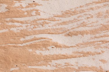 Rüzgâr estiren beyaz kum pembe kahverengi kayalardaki çatlakları doldurarak Güney Utah, ABD 'de soyut bir düzen oluşturur..