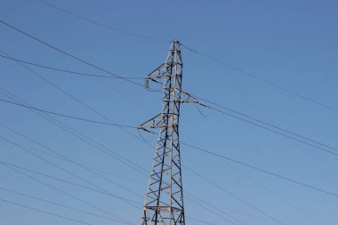 Arka planda gökyüzü olan bir elektrik direği