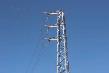 Arka planda gökyüzü olan bir elektrik direği