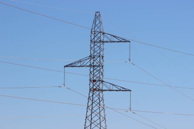 Uzun elektrik direği ve elektrik hatları, kablo, elektrik direği.