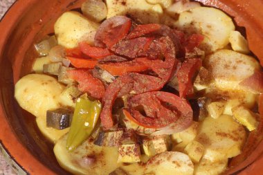 Taze taverna ya da sebzeli tagine yakın çekim.