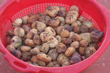 Kurutulmuş incirler yakın.