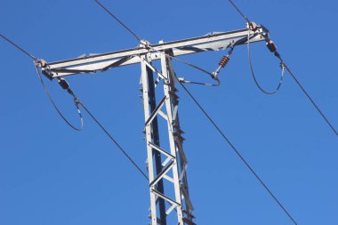 Mavi gökyüzü arkaplanlı elektrik direği