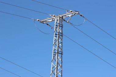 Mavi gökyüzü arkaplanlı elektrik direği