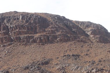 Büyük kayalık bir dağ manzarası Parlak bir gökyüzünün altında