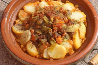 Patatesli taze Fas Tajini.