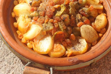 Patatesli taze Fas Tajini.