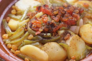 Taze Fas tagini ya da taverna, geleneksel Fas yemeği.