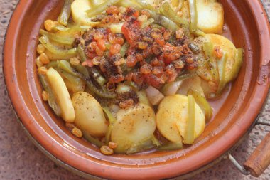 Taze Fas tagini ya da taverna, geleneksel Fas yemeği.