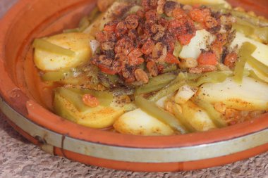 Taze Fas tagini ya da taverna, geleneksel Fas yemeği.