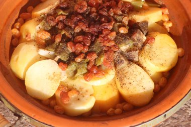 Taze Fas tagini ya da taverna, geleneksel Fas yemeği.