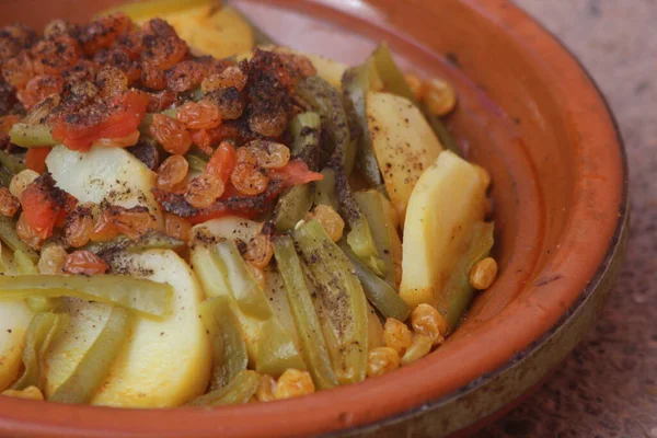 Taze Fas tagini ya da taverna, geleneksel Fas yemeği.