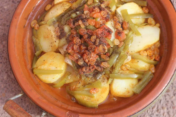 Taze Fas tagini ya da taverna, geleneksel Fas yemeği.