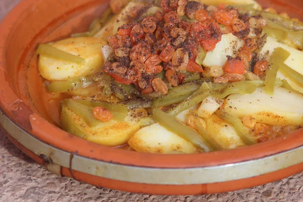 Taze Fas tagini ya da taverna, geleneksel Fas yemeği.