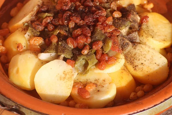 Taze Fas tagini ya da taverna, geleneksel Fas yemeği.