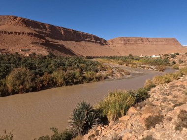 Errachidia 'daki Ziz Nehri yakınlarında güzel manzaralar