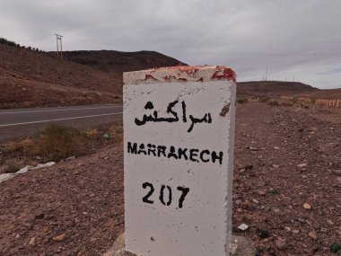 Fas 'ta Marakeş Şehir Tabelası, Marakeş 207 km Yol İşareti