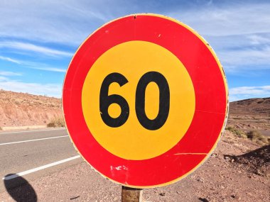 Kırmızı ve sarı hız sınırı 60 yol işareti