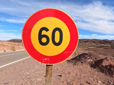 Kırmızı ve sarı hız sınırı 60 yol işareti