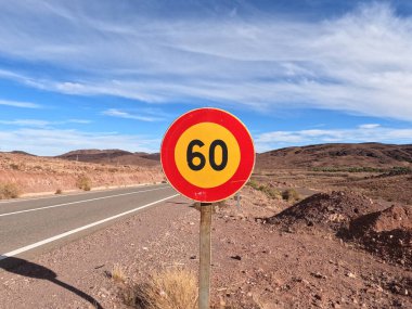 Kırmızı ve sarı hız sınırı 60 yol işareti