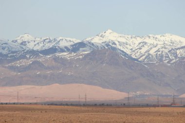 Fas 'ta karla kaplı tepeleri olan Atlas Dağları