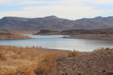 El Mansour olarak bilinen Ouarzazate Gölü Fas 'taki Eddahbi Gölü