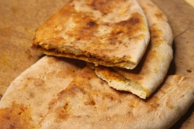 Aghroum Ntdount olarak bilinen Fas 'tan geleneksel Berber Doldurulmuş Ekmek