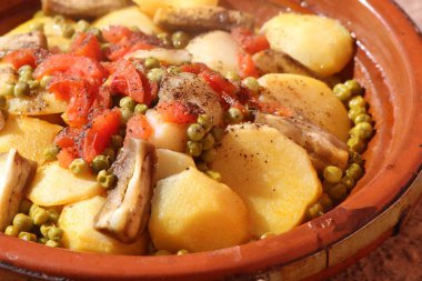 Patates ve domatesli taze Fas Tajini, Amazigh Tagine.