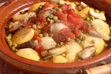 Patates ve domatesli taze Fas Tajini, Amazigh Tagine.