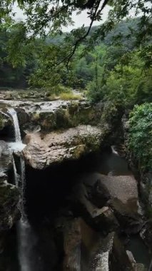 Gürcistan 'daki Martvili Kanyonu' nda şelaleler, akan sular ve manzaralı kaya oluşumları yer alıyor..