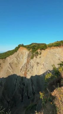 Gürcistan 'ın dağları yüksek bir bakış açısından. Manzara vadileri ve tepeleri kapsar..