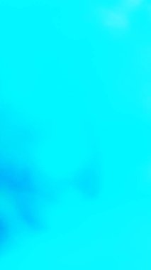 Pürüzsüz renk değişimlerine sahip canlı bir mavi eğimli arkaplan, modern estetik ile dijital tasarımlar, sunumlar ve yaratıcı projeler için mükemmel.