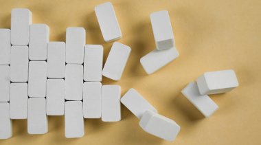 Küçük beyaz tuğlaların üst görüntüsü yola benzer bir desen oluşturarak parçalanmaya başlıyor. Minyatür tasarımda yaratılış ve çürüme kavramı