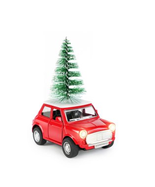 Küçük kırmızı bir oyuncak araba çatısında parlak renkli yeşil bir Noel ağacına sahiptir. Bu, neşeli gösteriler için mükemmel olan tatil süslemelerinin neşeli özünü yakalar..