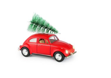 Parlak kırmızı bir oyuncak arabanın çatısında tatil neşesini sembolize eden yeşil bir Noel ağacı vardır. Bu sahne Noel şenliklerinin ve çocukluk nostaljisinin ruhunu yansıtıyor..