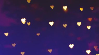 Kalp şeklinde ışıklar gece gökyüzünü dolduruyor ve yerel bir kutlama sırasında parlak bir görüntü yaratıyor. İnsanlar etraflarındaki güzel manzarayı seyredip eğleniyorlar..