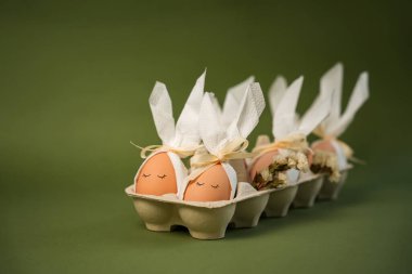 Süslü yumurtalar, tavşan kafası şeklinde bir kutunun içinde otururlar. Her yumurtanın üstünde bir yay olan basit bir tasarımı var. Bu sahne Paskalya zanaatlarının ruhunu yansıtıyor..