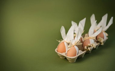 Renkli Paskalya yumurtaları bir kutuda sergilenir. Her yumurta dekoratif kağıtla sarılmış ve iple bağlanmış. Bu sahne Paskalya 'nın şenlikli ruhunu yansıtıyor..