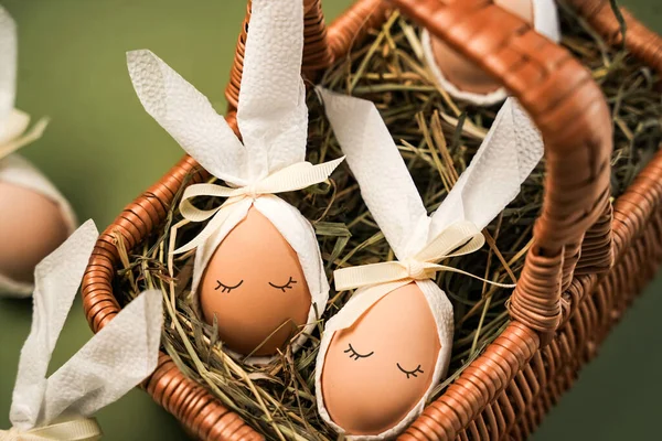 Paskalya yumurtaları süslenir ve samanla dolu bir sepete yerleştirilir. Yumurtalar beyaz kumaşa sarılır ve kurdelelerle bağlanır. Bu Paskalya hazırlıklarını gösterir.