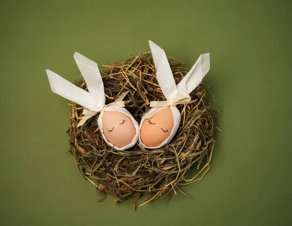 İki yumurta samandan yapılmış bir yuvada oturur. Yumurtaların kurdeleleri ve tavşan kulaklarını andıran kumaşları var. Bu sahne Paskalya kutlamalarını ve zanaatkarlığı yansıtıyor..