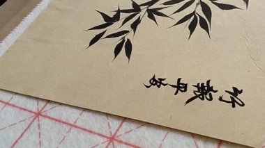 Geleneksel Çin kaligrafisi pratiği yapan bir kişi 