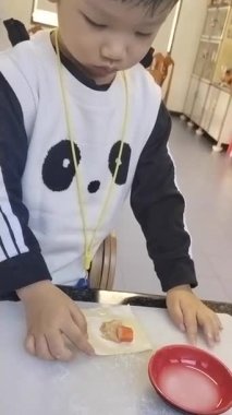 Odaklanmış domuz köftesi hazırlayan çocuk, yemek pişirme sınıfı aktivitesi