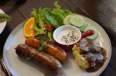 Lezzetli sosis ve taze sebzeli patates püresi.