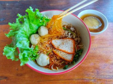 Tayland 'ın kuzeyindeki Sukhothai' de eşsiz yerel erişte. Baharatlı ve lezzetli. Çin usulü domuz eti ve çıtır domuz derisi..