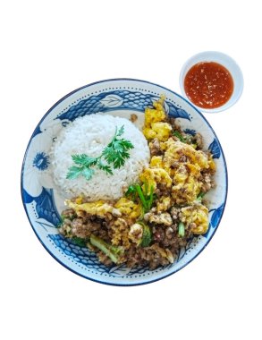 Tabakta sunulan enfes bir mutfak lezzeti. Tabakta pirinç, sukiyaki soslu sahanda yumurta, otlar ve küçük bir kase baharatlı sos yer alıyor..