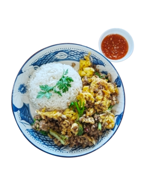 Tabakta sunulan enfes bir mutfak lezzeti. Tabakta pirinç, sukiyaki soslu sahanda yumurta, otlar ve küçük bir kase baharatlı sos yer alıyor..