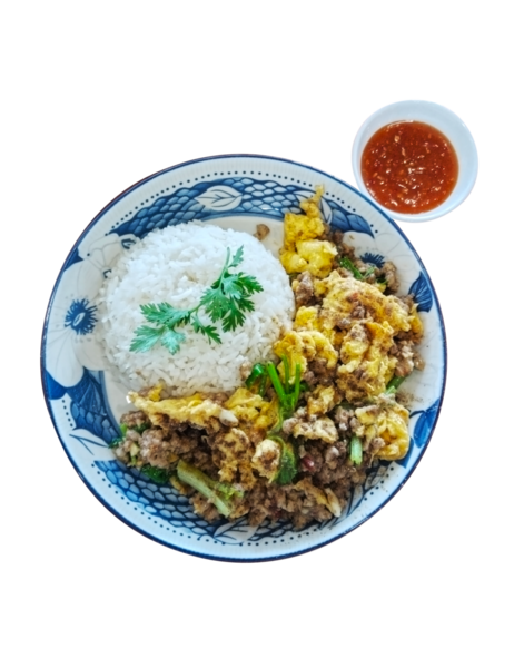 Tabakta sunulan enfes bir mutfak lezzeti. Tabakta pirinç, sukiyaki soslu sahanda yumurta, otlar ve küçük bir kase baharatlı sos yer alıyor..