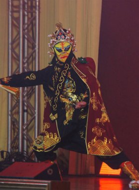 Mae Sai, Chiang Rai Eyaleti, Tayland, 28 Şubat 2026: Bian Lian or Face Changing Dance, Çin danslarının kültürel bir değişim etkinliğinde sahnedeki performansı.