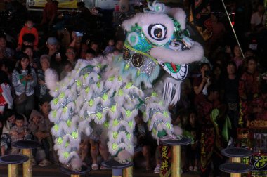Mae Sai, Chiang Rai, Tayland, 2 Mart 2026: Çin Kurbağa Tanrısı Tapınağı önünde aslan kukla gösterisi.