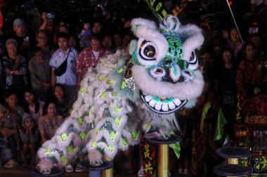 Mae Sai, Chiang Rai, Tayland, 2 Mart 2026: Çin Kurbağa Tanrısı Tapınağı önünde aslan kukla gösterisi.